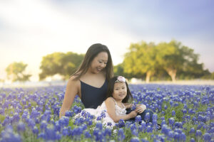 Family bluebonnet photography session with mother and daughter