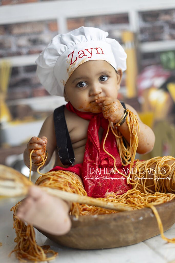 Spaghetti cake smash photoshoot