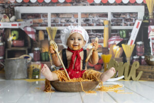 baby plays in spagetti