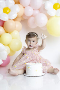 Baby holds up ONE finger during 1st birthday photoshoot