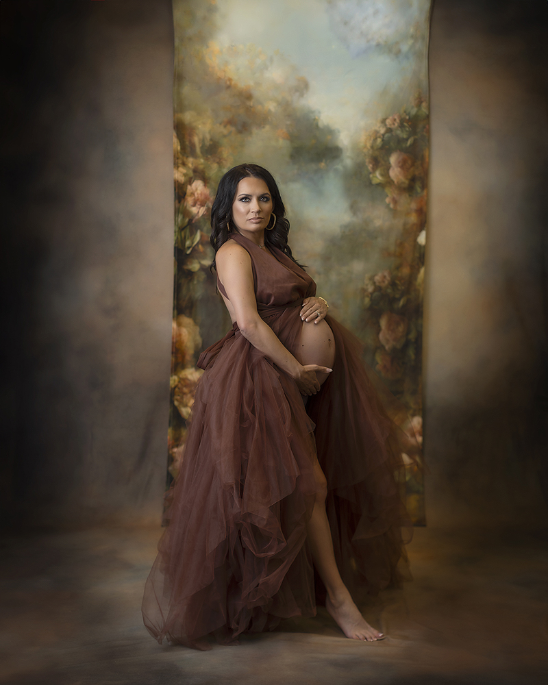 Pregnant woman wear rust colors gown